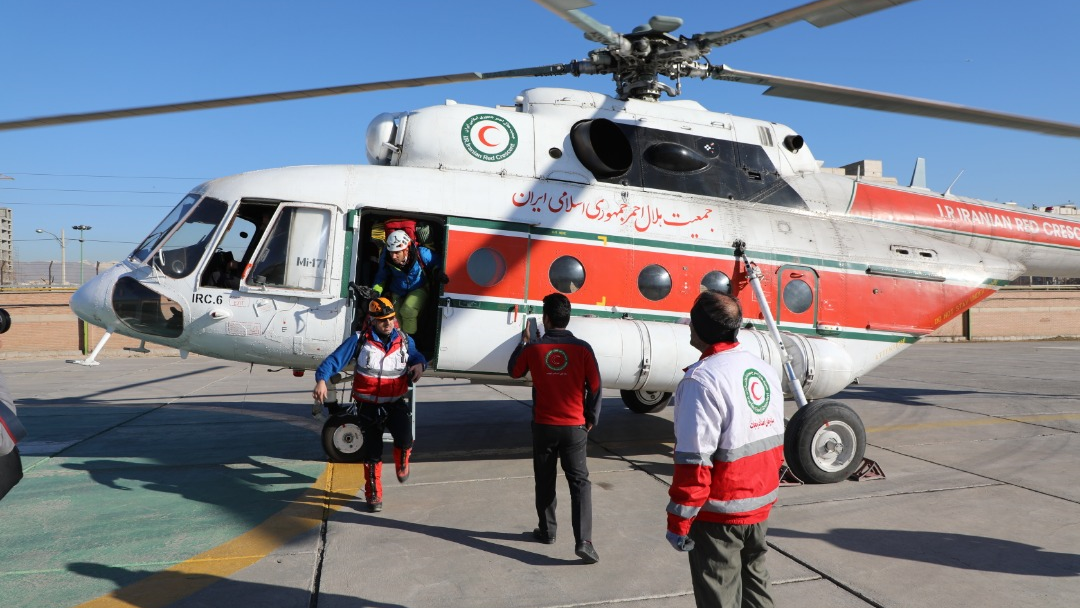 توقف عملیات جست‌وجوی کوهنوردان سقوط کرده در یخچال یخار/ امدادگر هلال‌احمر مصدوم و با بالگرد به مرکز درمانی منتقل شد